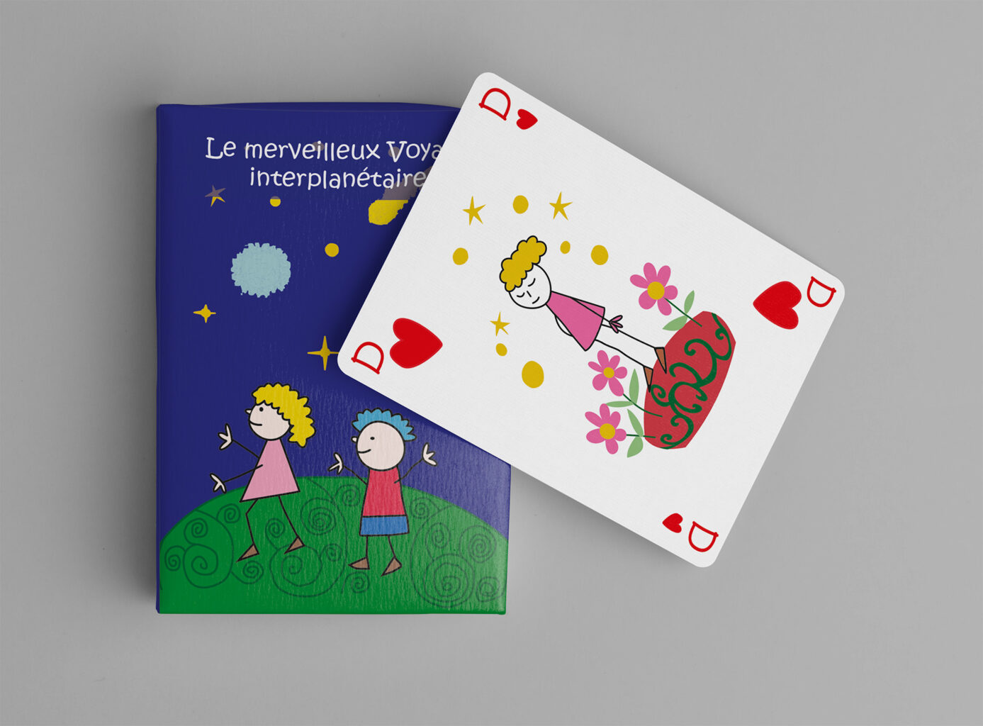 Jeu de cartes Le merveilleux Voyage interplanétaire. Sur l'étui les deux héros Nina et Amil se promènent sous le ciel étoilé. Au-dessus du paquet repose la reine de coeur à l'effigie du personnage de Nina.